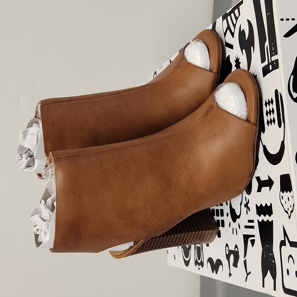 Bamboo Faith 45M Tan Heels NIB - Picture 1 of 5
